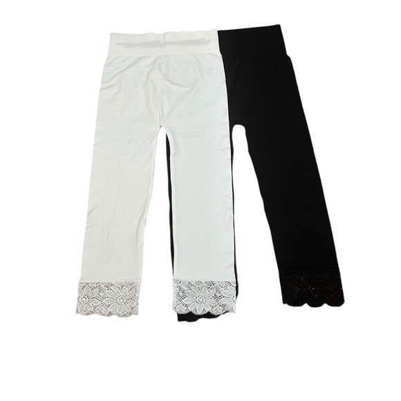 Zenana Outfitters 2 Pack Black & White Capri Lace Detail Leggings Women’s Sz M/L - Picture 1 of 8
